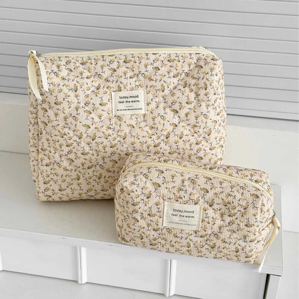 Vintage womens floral printed cosmetic handbag travel organizers makeup storage bag large capacity bedding bag giftXJ250415