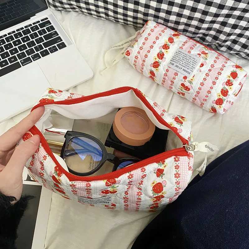 Fi Red Flower Strberry Makeup Quilted Bag Womens Large Capacity Cosmetics Storage Bag Handbag Womens Brush BoxXJ250415