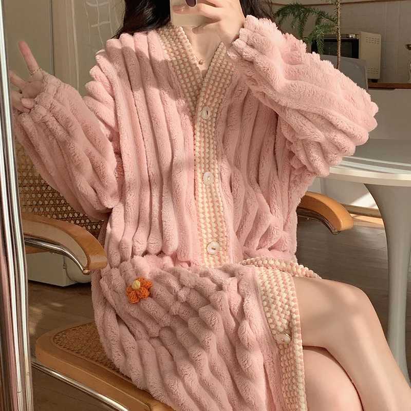 Robe Flannel Womens Home Gowns Winter Warm Bathrobe Cute Sleepwear Winter Kawaii Nightgown Korean Dressing Gown Long Clothes C251115