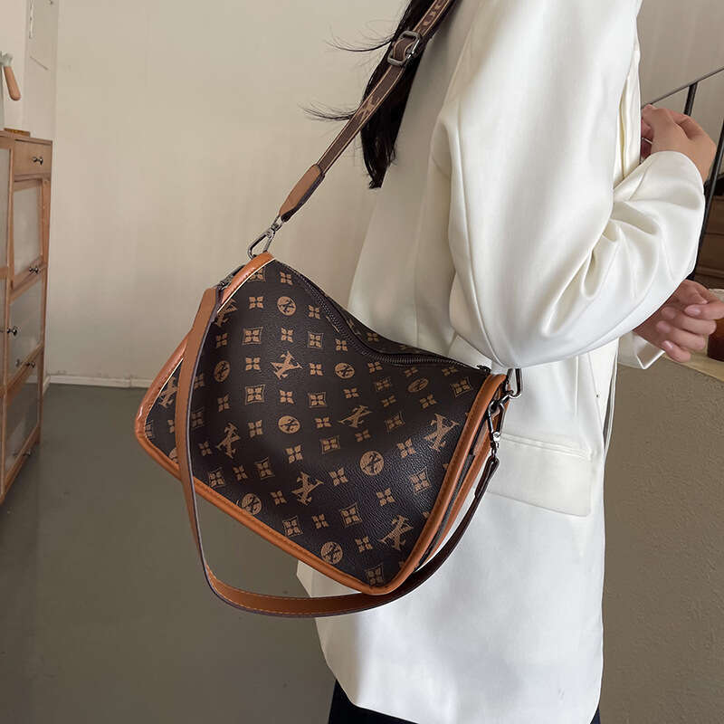 High-end Retro for Women 2025 New Versatile Large Capacity Commuter Stylish Fashion Single Shoulder Crossbody Bag Trendy