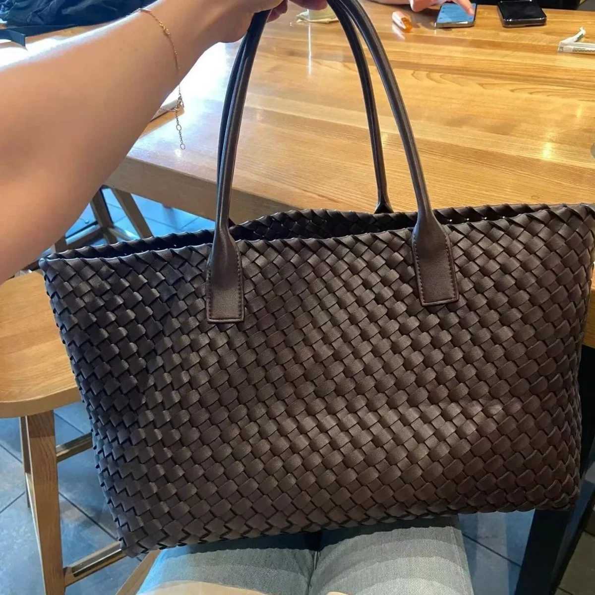Hot selling soft leather woven bag casual handheld commuting bag PU2025 travel bag capacity and texture single shoulder C251115