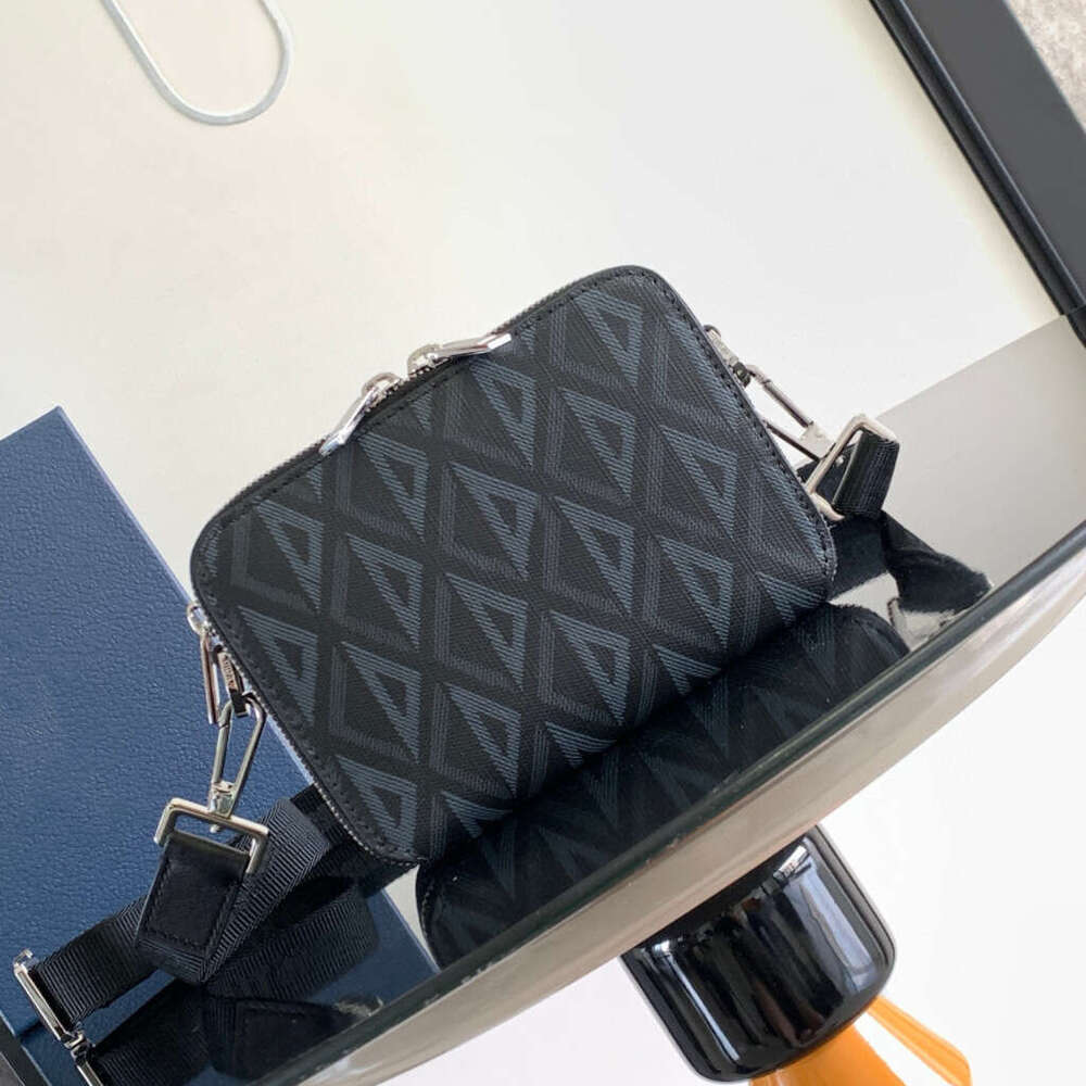 2024 New Men's Shoulder Canvas Jacquard Crossbody Fashionable Unisex Printed Small Square Camera Bag