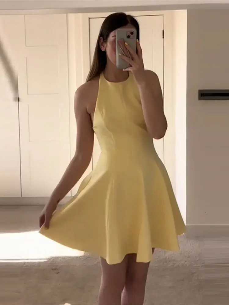 Womens yellow backless high waisted A-line dress fashionable sleeveless pleated slim mini dress Street party sexy robe 250415