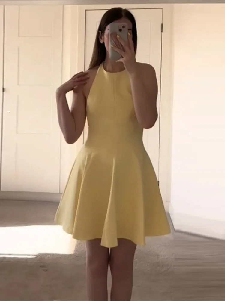 Womens yellow backless high waisted A-line dress fashionable sleeveless pleated slim mini dress Street party sexy robe 250415