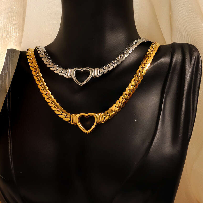 Hollow out heart-shaped collarbone chain, light , niche, cold style, Instagram blogger, fashionable and personalized titanium steel necklace