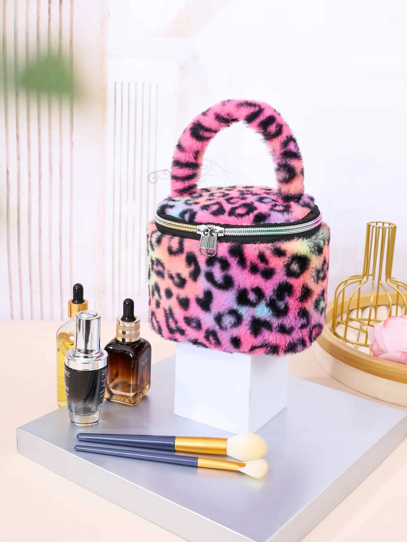 Imitati Leopard Pattern Plush Makeup Bag Travel Portable Toilet Storage Bag Womens Handbag Lipstick Makeup BagXJ250415