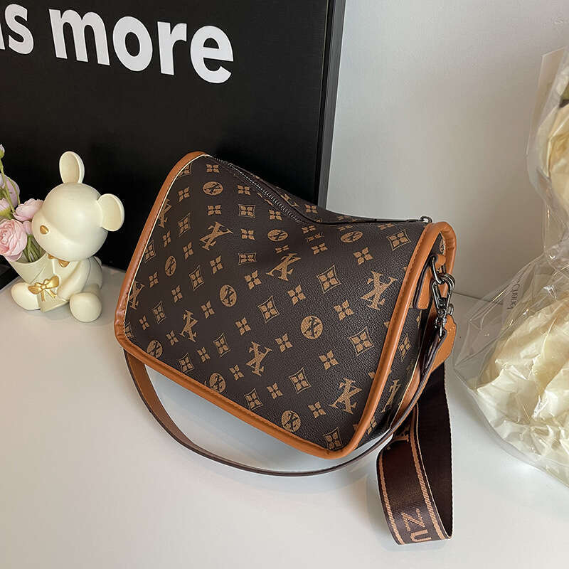 High-end Retro for Women 2025 New Versatile Large Capacity Commuter Stylish Fashion Single Shoulder Crossbody Bag Trendy