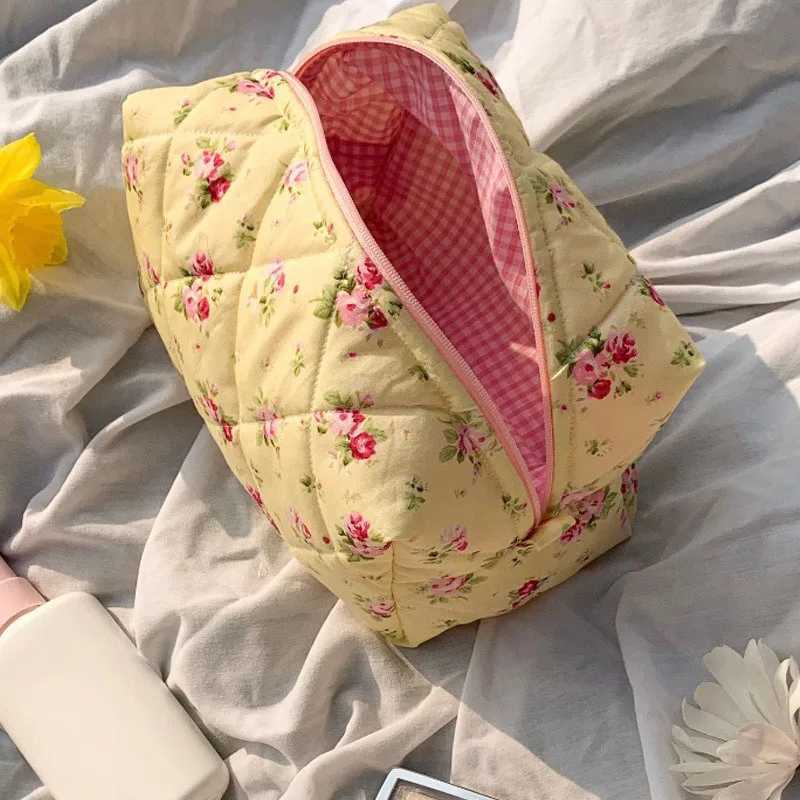 Cute floral makeup bag large quilted makeup organizer zippered storage bag soft box for women and girlsXJ250415