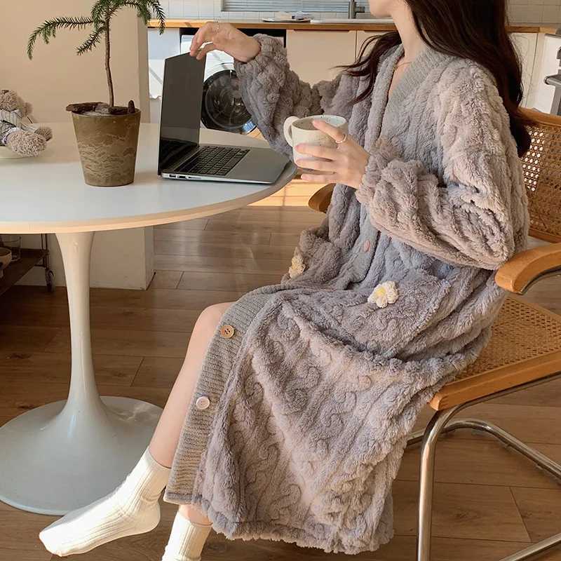 Robe Flannel Womens Home Gowns Winter Warm Bathrobe Cute Sleepwear Winter Kawaii Nightgown Korean Dressing Gown Long Clothes C251115