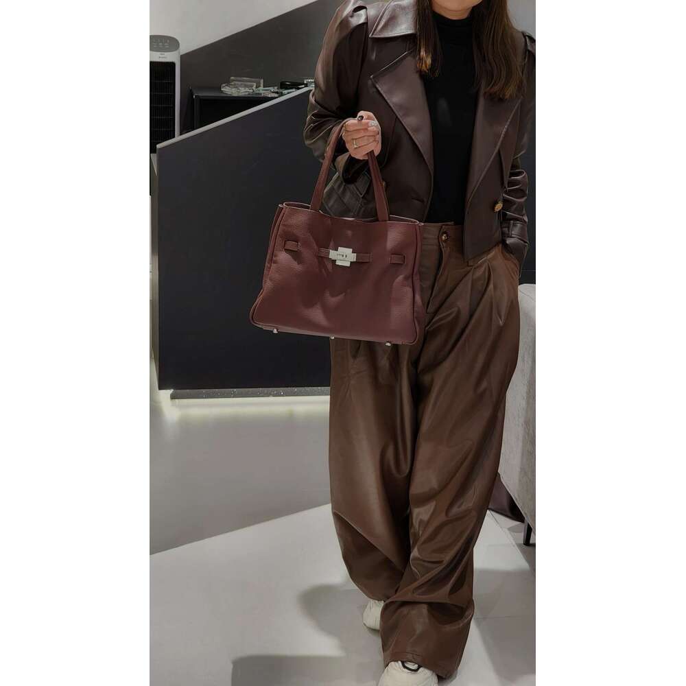 Top layer T cowhide high-end sensory communication crossbody simple hand-held shoulder large capacity bag, new model