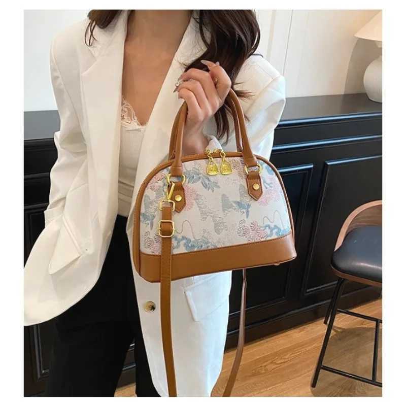Fashion Forward Handbag For Modern Women Versatile Retro Printing Shoulder Bag Crossbody For A Distinctly Chic AppearanceW251115