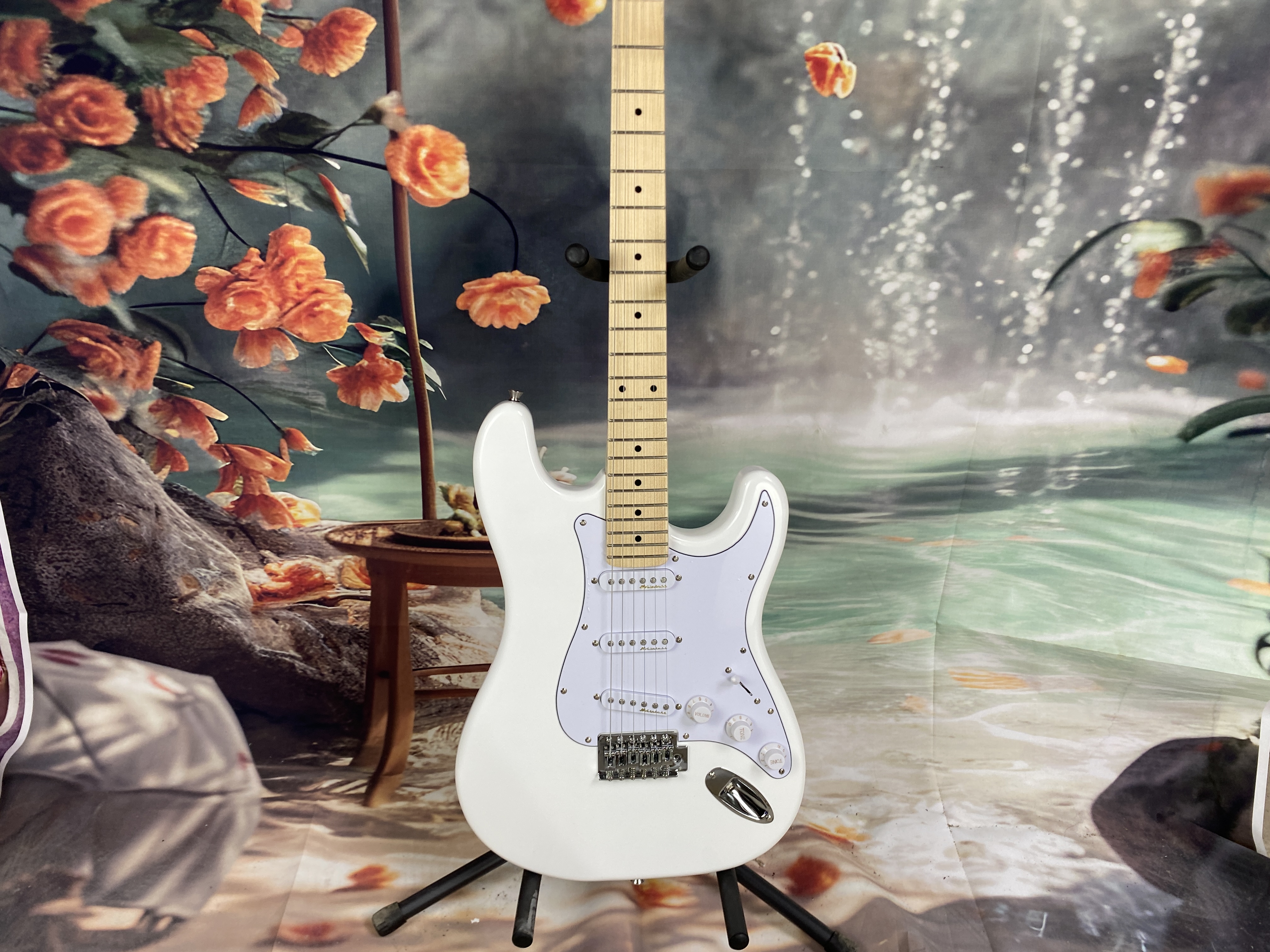 White ST Electric Guitar 22 frets 6 string Quality Assurance basswood body Maple neck Real photo