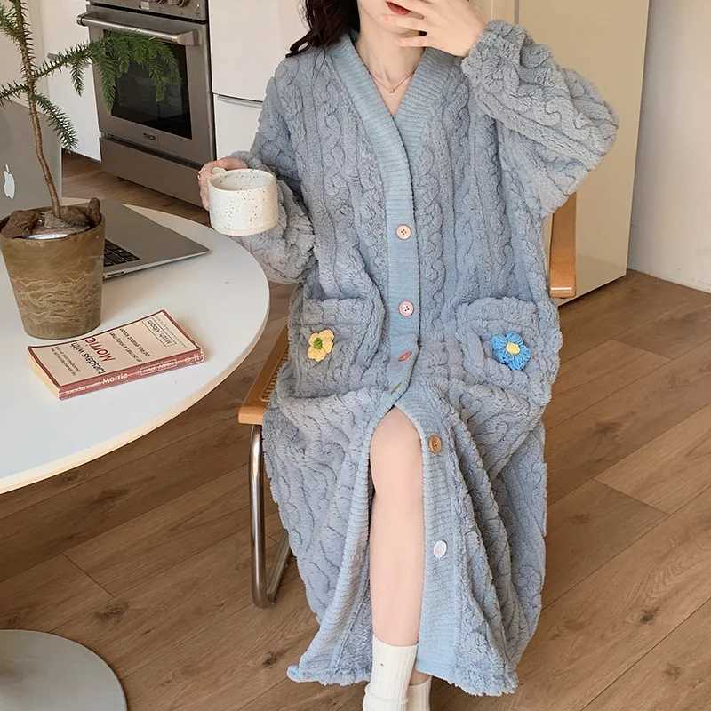 Robe Flannel Womens Home Gowns Winter Warm Bathrobe Cute Sleepwear Winter Kawaii Nightgown Korean Dressing Gown Long Clothes C251115