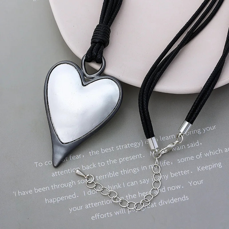 Kaseakia Womens Long Metal Necklace Heart Pendant Sweater Chain Fashionable Retro Jewelry Accessories 250408