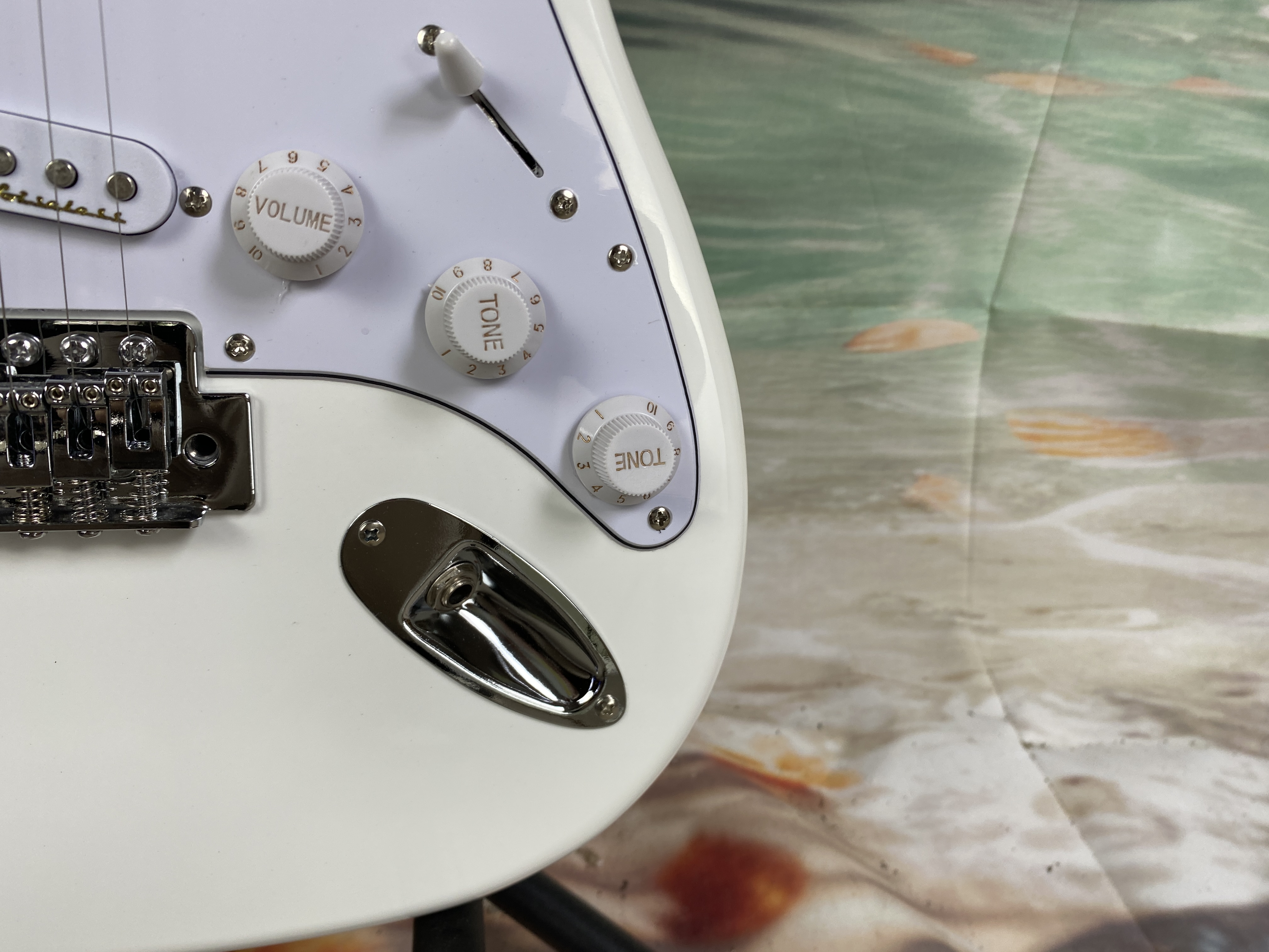 White ST Electric Guitar 22 frets 6 string Quality Assurance basswood body Maple neck Real photo