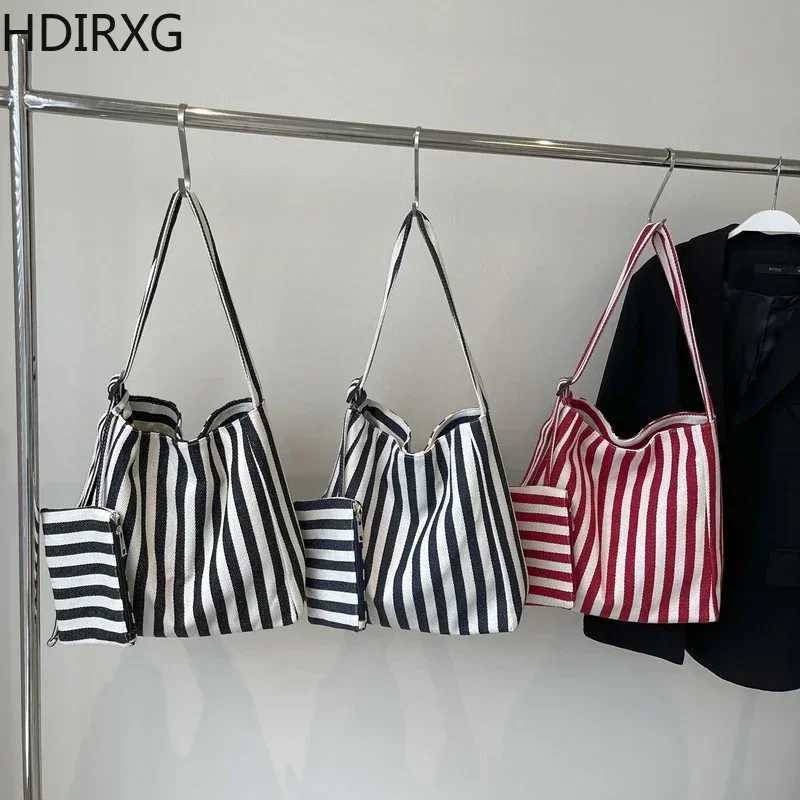 Nylon Zipper Strip Design Womens Shoulder Bag Fashion Communicating Shopping Handbag Womens Large Capacity Womens Handbag W250415