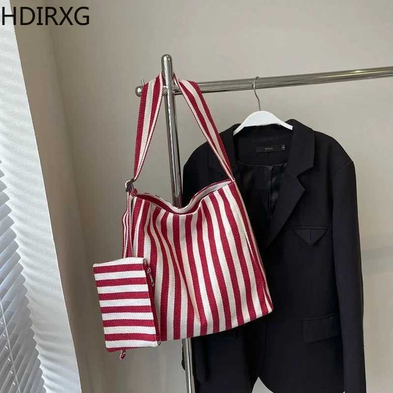 Nylon Zipper Strip Design Womens Shoulder Bag Fashion Communicating Shopping Handbag Womens Large Capacity Womens Handbag W250415