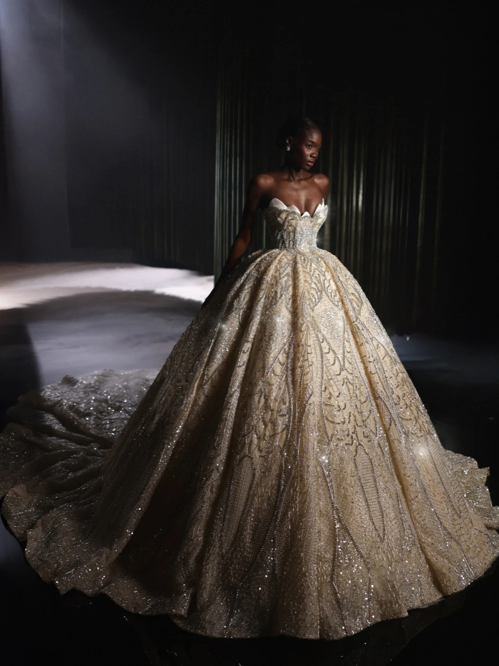 Gorgeous A Line Women Wedding Dress Sweetheart Neck Sleeveless Bridal Gowns Sequins Crystal Sweep Train Dress Custom Made