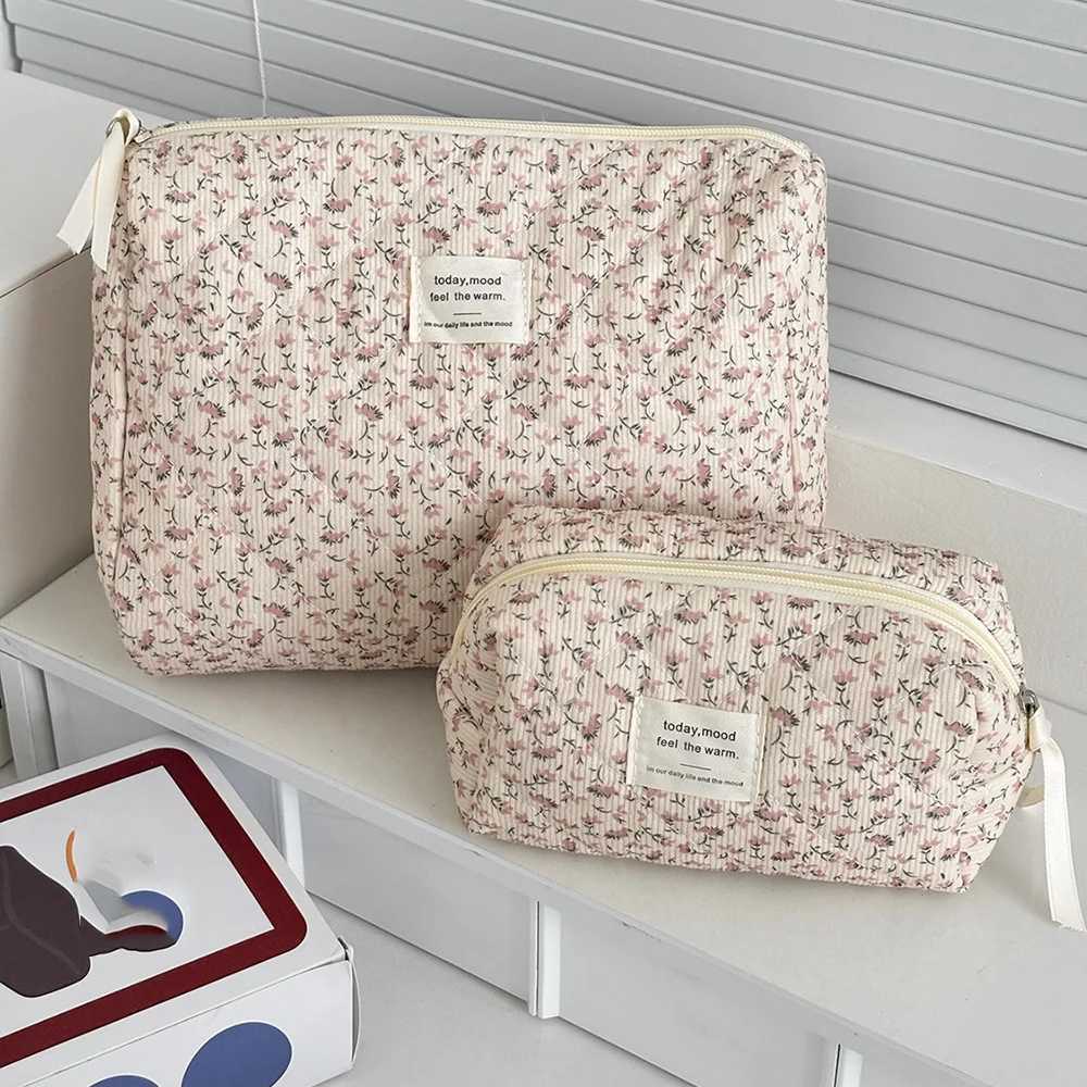 Vintage womens floral printed cosmetic handbag travel organizers makeup storage bag large capacity bedding bag giftXJ250415