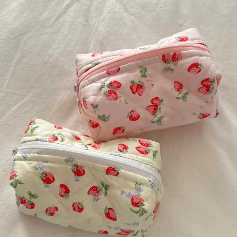 1 piece of floral fluffy quilted makeup bag floral Strberry printed large travel makeup bagXJ250415