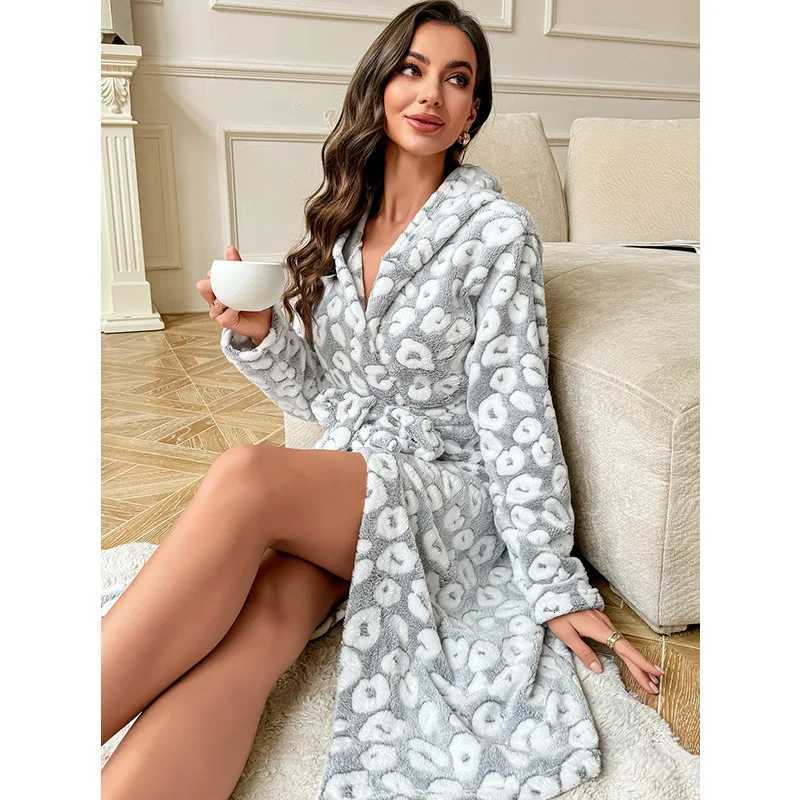 2025 Autumn Winter Womens Velvet Sleep Robe Heart Print Cute Robes with Slash Warm Soft Fluffy Pyjamas Female Loose Loungewear C251115