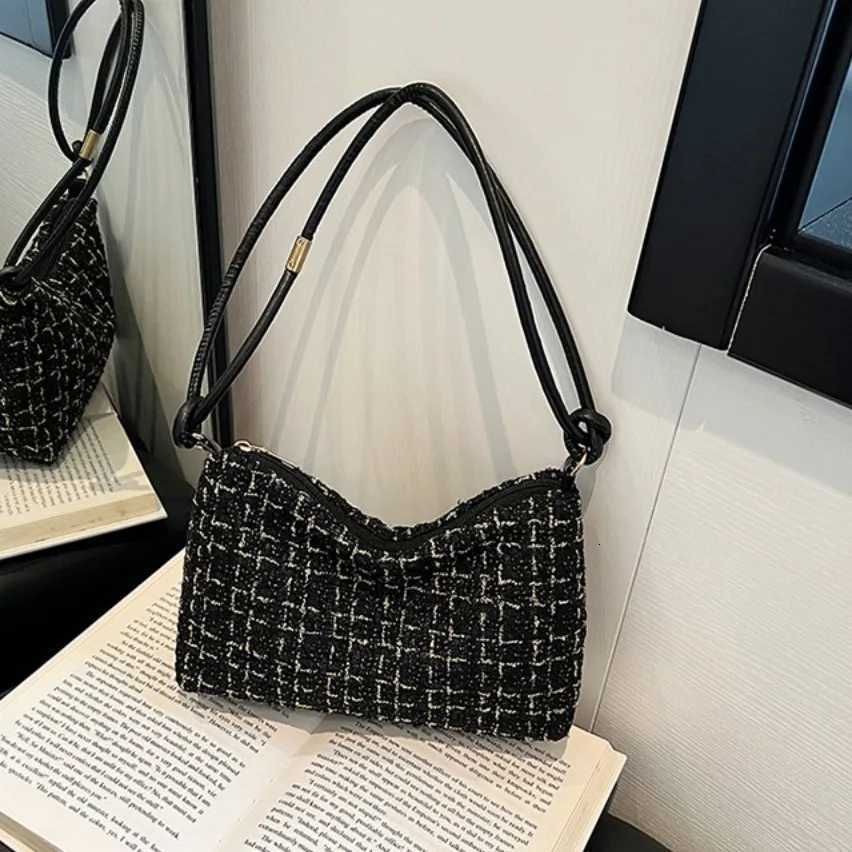 Hobos Woolen Plaid Underarm Bag Dacron Soft New Luxury Designer Handbags Appliques Korean Style Purse Crossbody Bag Party C251115