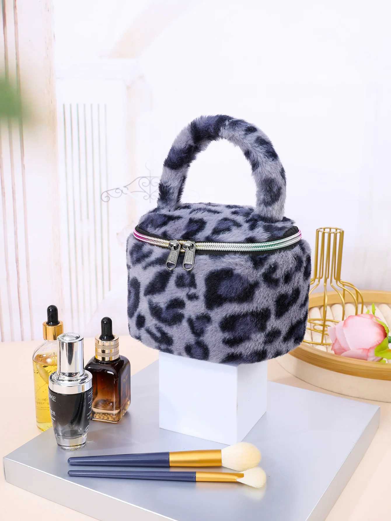 Imitati Leopard Pattern Plush Makeup Bag Travel Portable Toilet Storage Bag Womens Handbag Lipstick Makeup BagXJ250415
