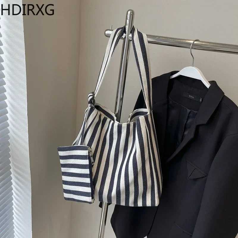 Nylon Zipper Strip Design Womens Shoulder Bag Fashion Communicating Shopping Handbag Womens Large Capacity Womens Handbag W250415