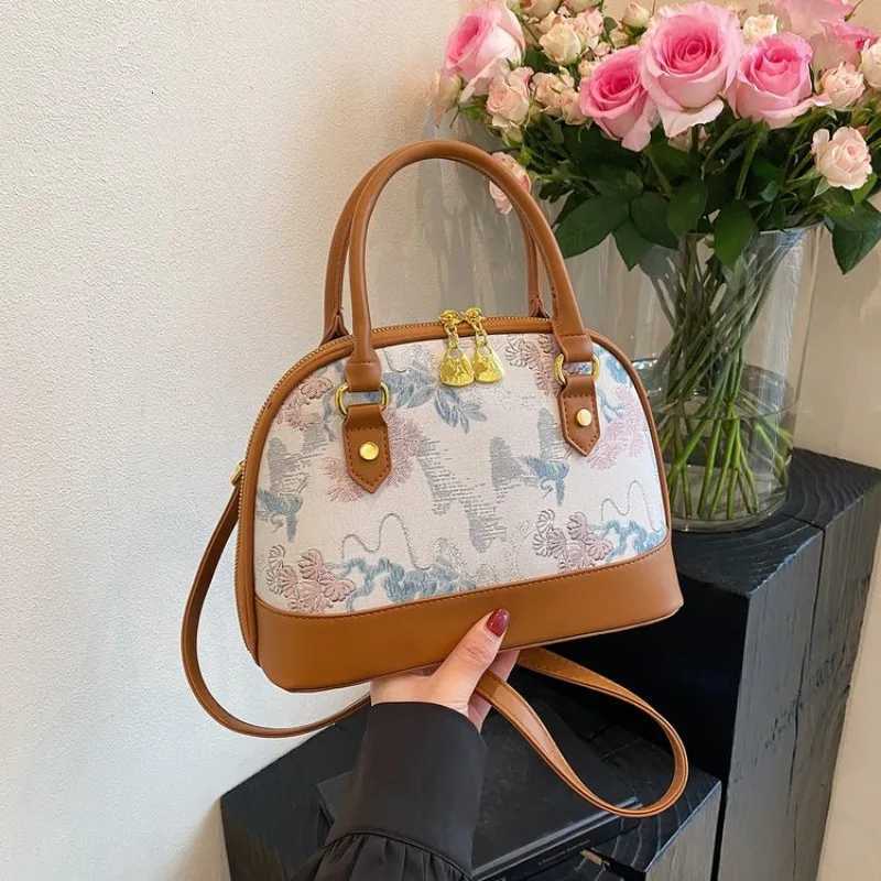Fashion Forward Handbag For Modern Women Versatile Retro Printing Shoulder Bag Crossbody For A Distinctly Chic AppearanceW251115