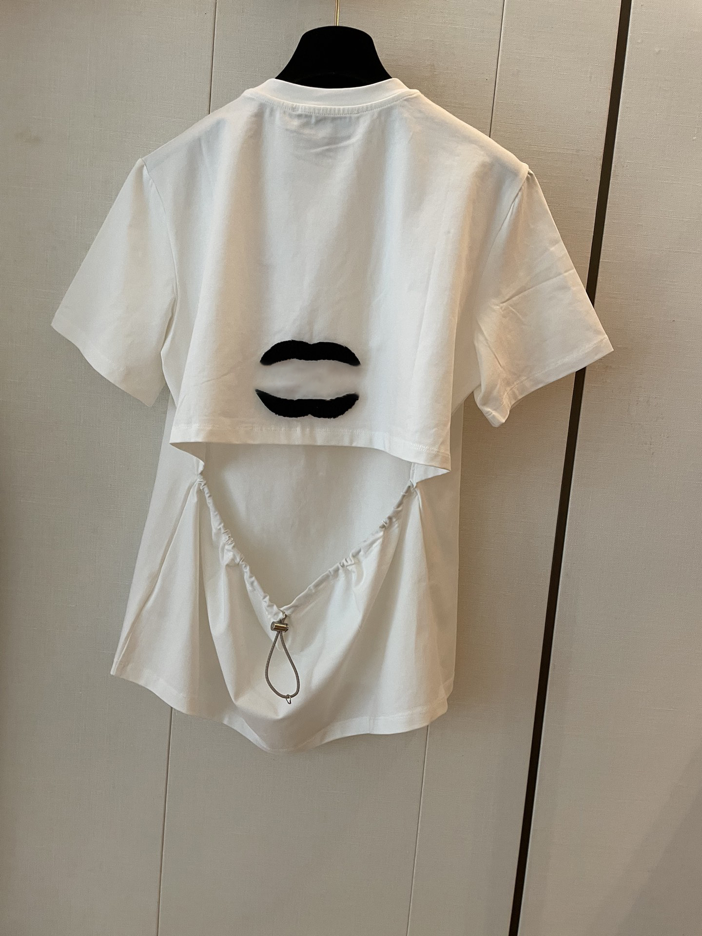 The new backless short sleeved shirt is very stylish, with a stunning effect on the upper body and a great fit. It's a must-have for fashion enthusiasts like T-shirts