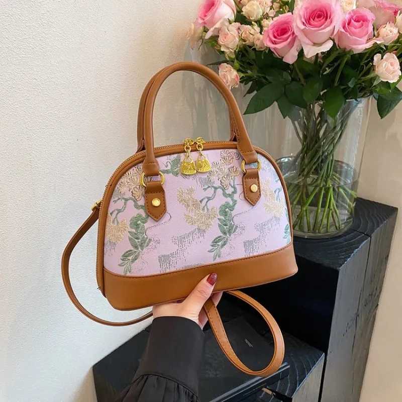 Fashion Forward Handbag For Modern Women Versatile Retro Printing Shoulder Bag Crossbody For A Distinctly Chic AppearanceW251115