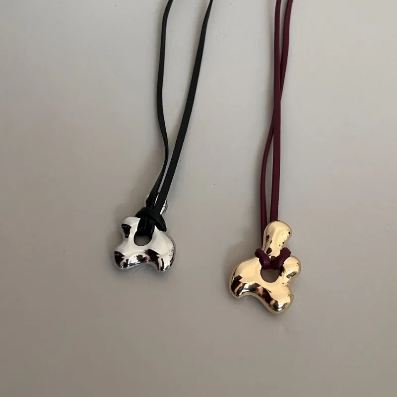 Niche Retro Hollow Pendant Necklace Japanese and Korean Minimalist Fashion Leather Rope Adjustable Sweater Chain Accessories 250408