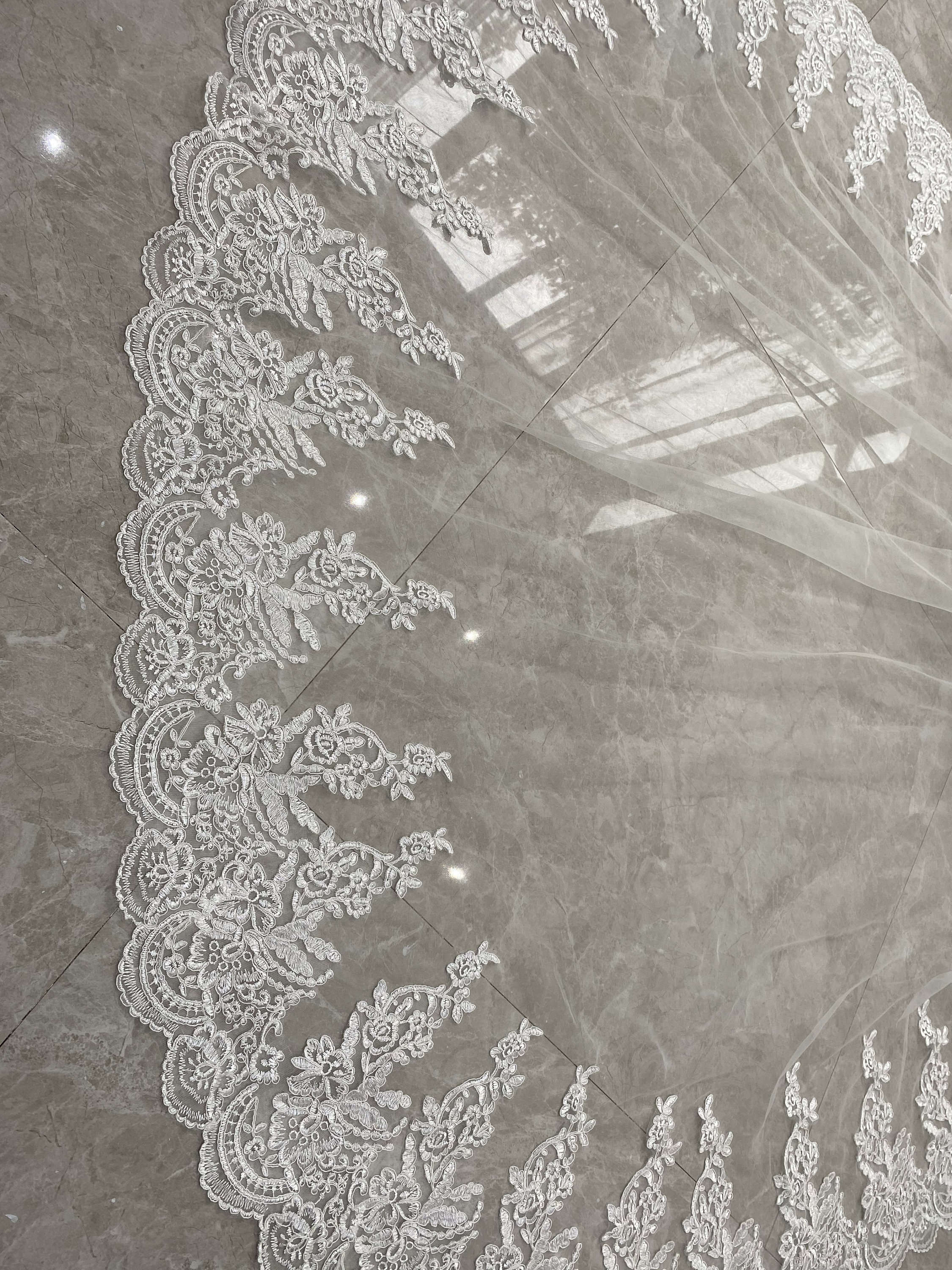 Graceful 3 Meters White Ivory Wedding Veils with Full Appliques Long Lace Edge Bridal Head Veil with Comb For Marriage Bride Women's Accessories 