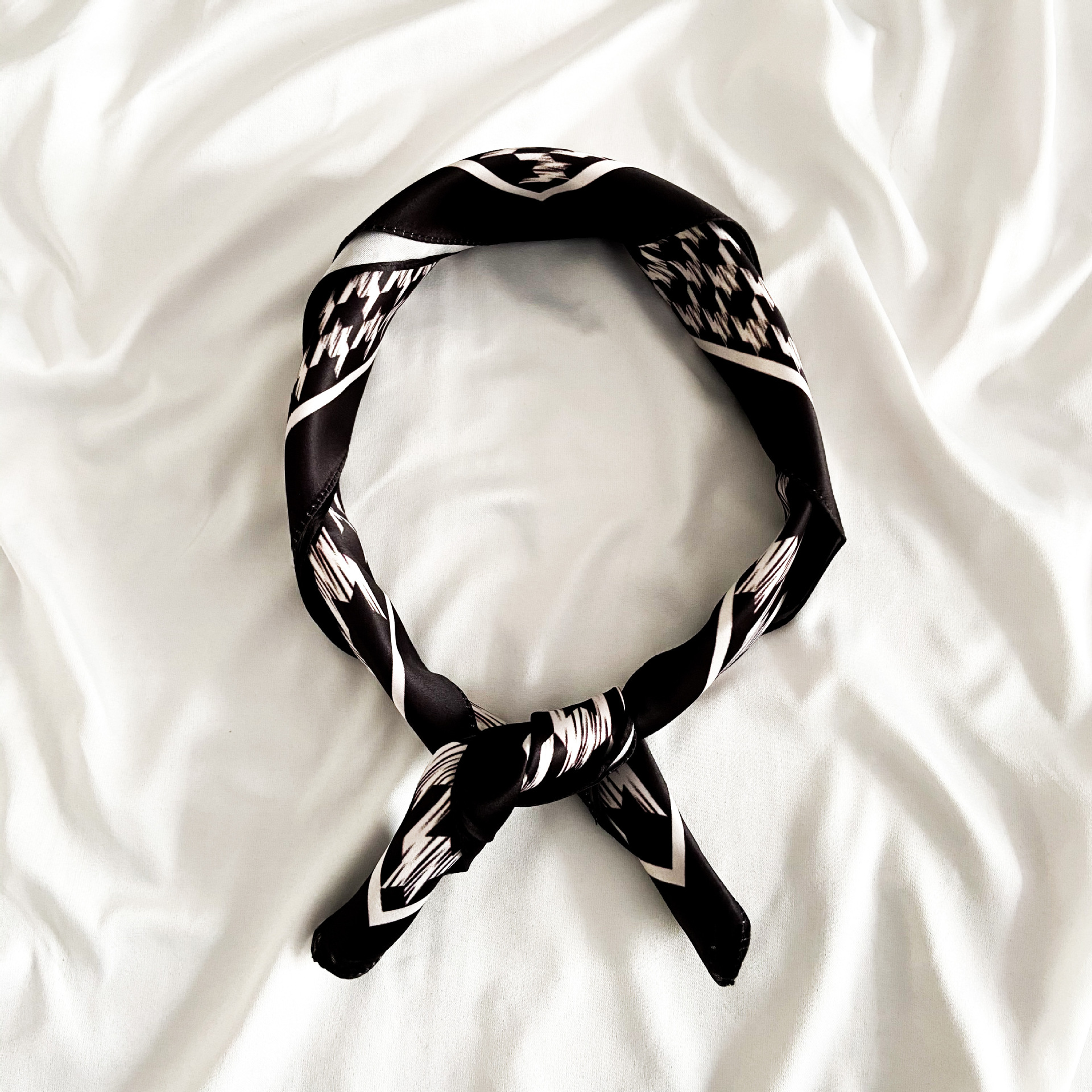 Hot Sale Women Men Scarves Flower Heart Summer Bohemian White Zircon Hollow Round Charms Silk Square Scarf A Gift