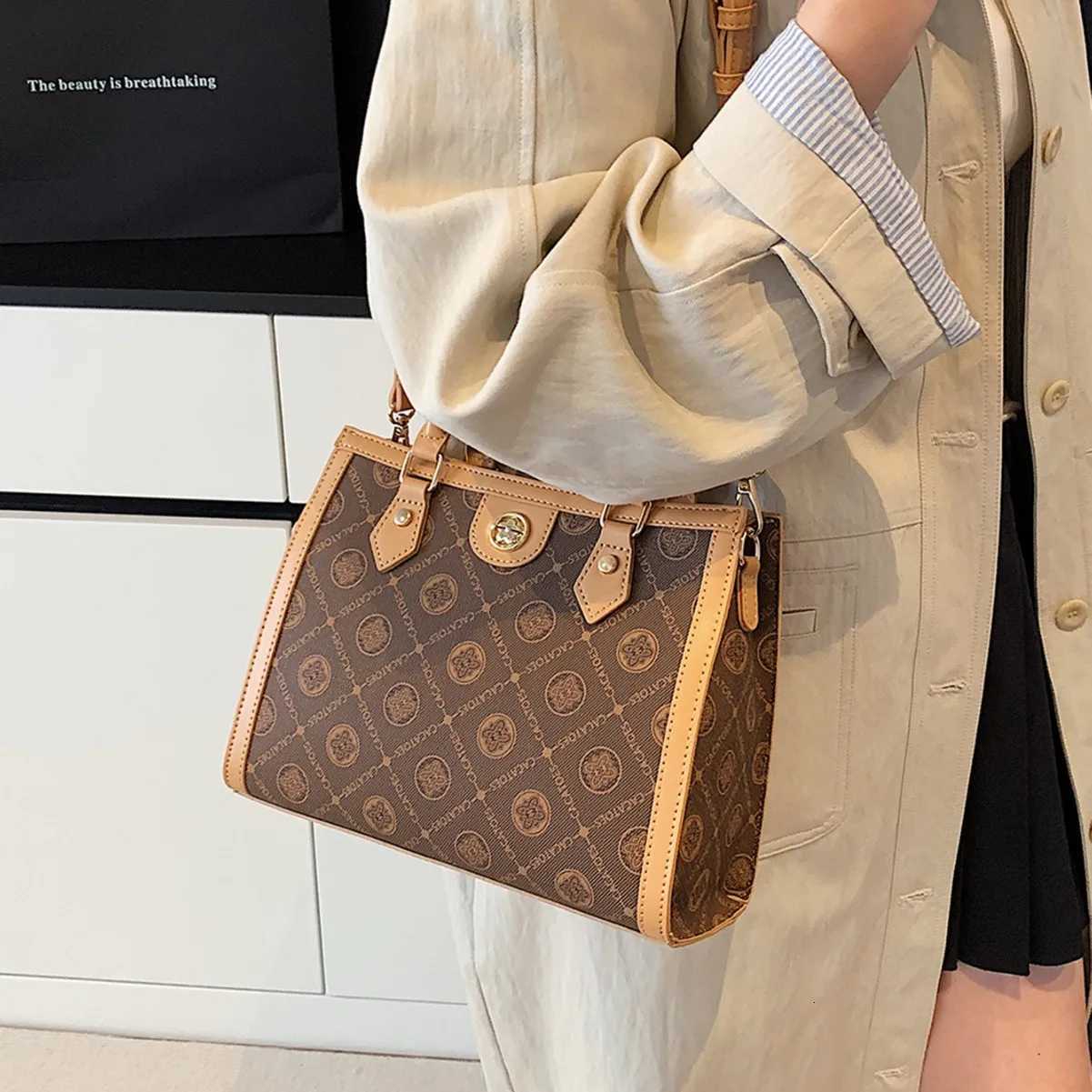 Full Print Monogram Tote Bag Embossed Shoulder Purse for Women Minimalist Crossbody Tote Fashion Bag Versatile Sling BagW251115