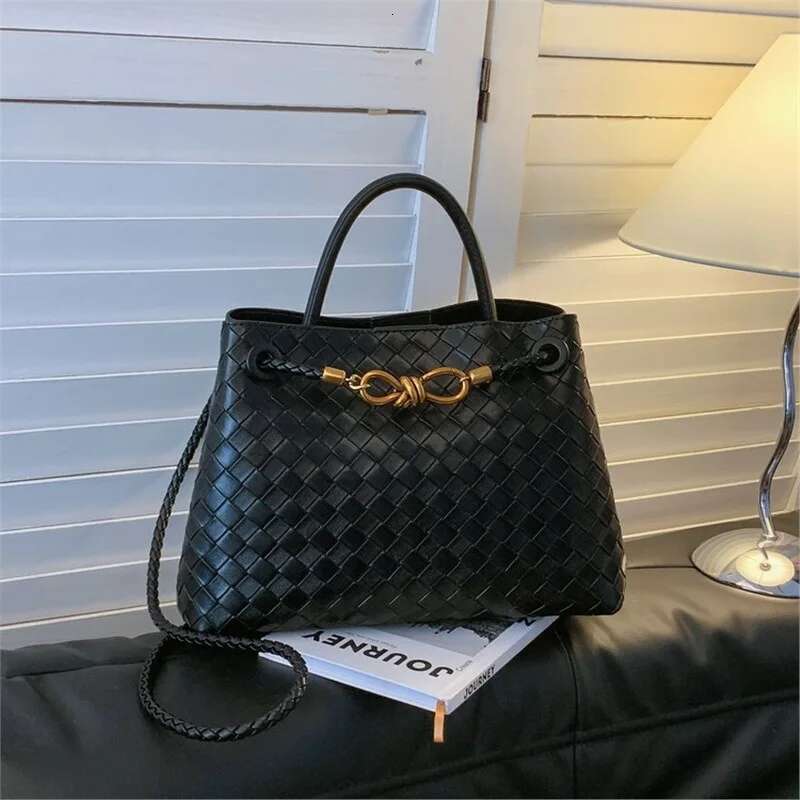 new fashionable casual designer women s leisure slanted shoulder bag exudes temperament trend with simple and beautiful texture portable trendy single