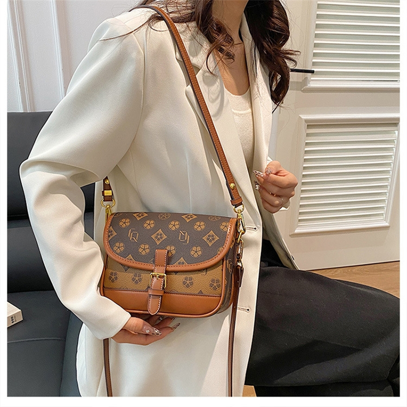 Shipping Designer Free Bag For Womens 2025 New French Stick Single Shoulder Underarm Saddle Hot Bag Simple Fashionable And Versatile