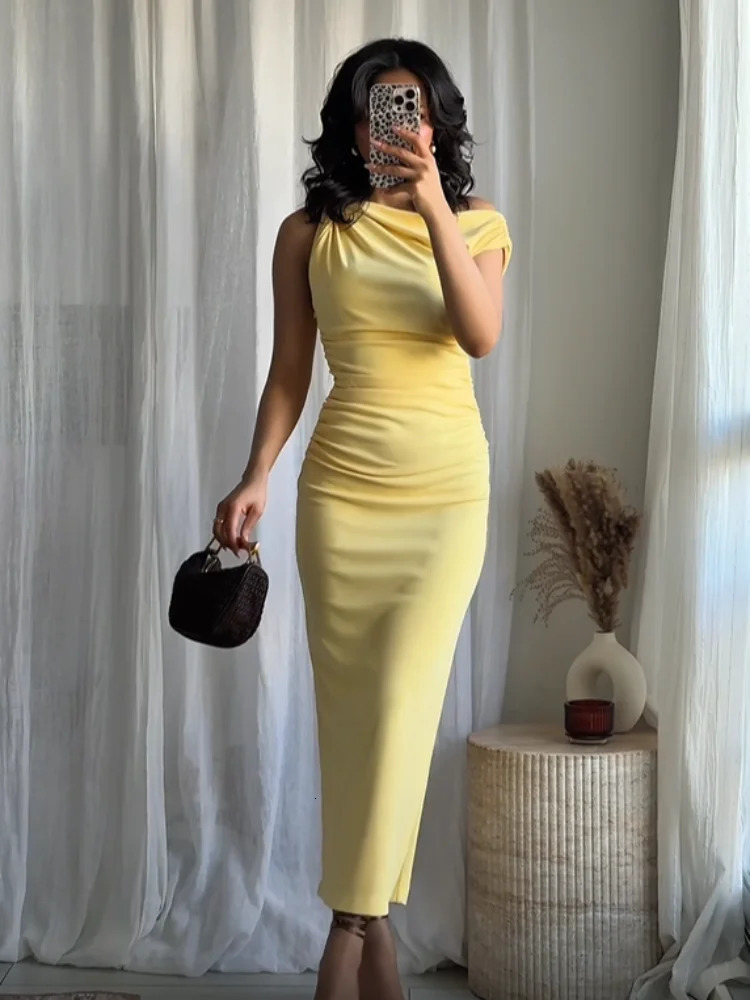 Yellow pleated sloping shoulder midi dress for women elegant sleeveless high waisted tight fitting 2025 womens commuting 250409Z