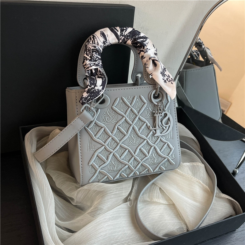 New hot selling multi-color Princess bags female 2025 fashion exquisite handbag out crossbody bag free shipping