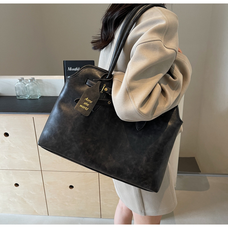 designer 2025 new Retro hand-held commuter bag, women's simple underarm high-end sense large capacity single shoulder bag