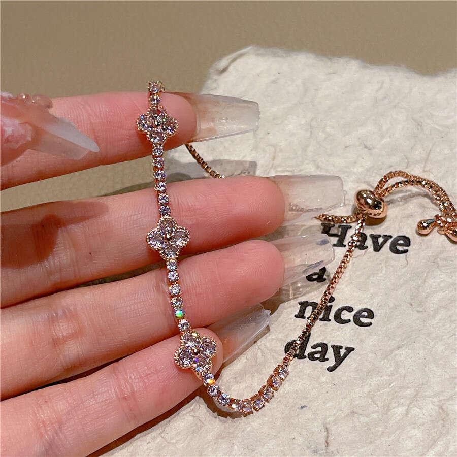 Clover bracelet 2023 High Grade Pink Four Leaf Rope Beautiful Girl Hand Jewelry J1102