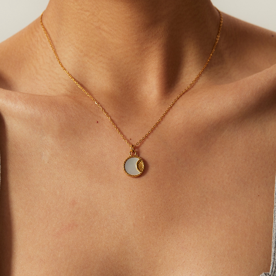 Classic Designer 18k Gold Stainless Steel Inlaid Shell Pearl Zircon Diamond Snake Shaped Pendant Necklace for Women Banquet Party Wedding Jewelry Moon