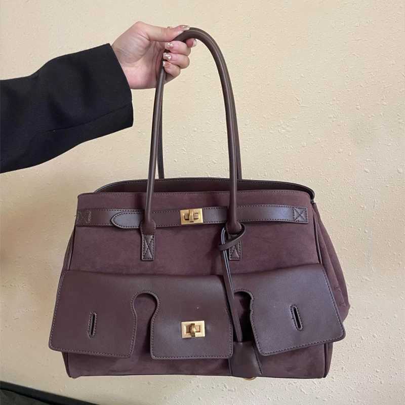 New Cowboy Athletic Handbag Womens Bag Fashion Simple Matte Ankola Red Handbag Large Capacity Shoulder Bag Lock Design Wing Commuter Bag Z250416-1