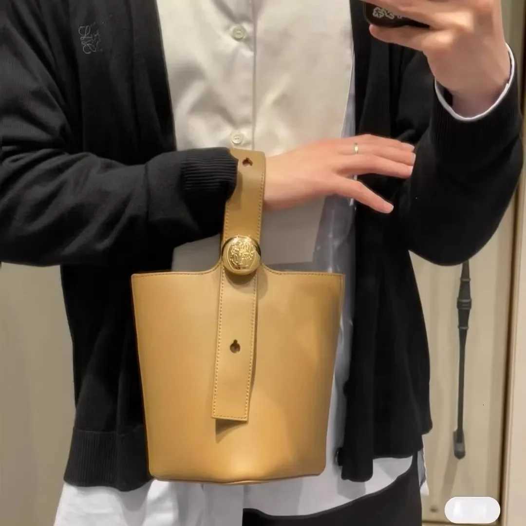 New 2025 Pure Color High-End Bucket Bag Leather Handheld Crossbody Commuter Shoulder Bag Neutral Minimalist Style Soft ShapeW251115