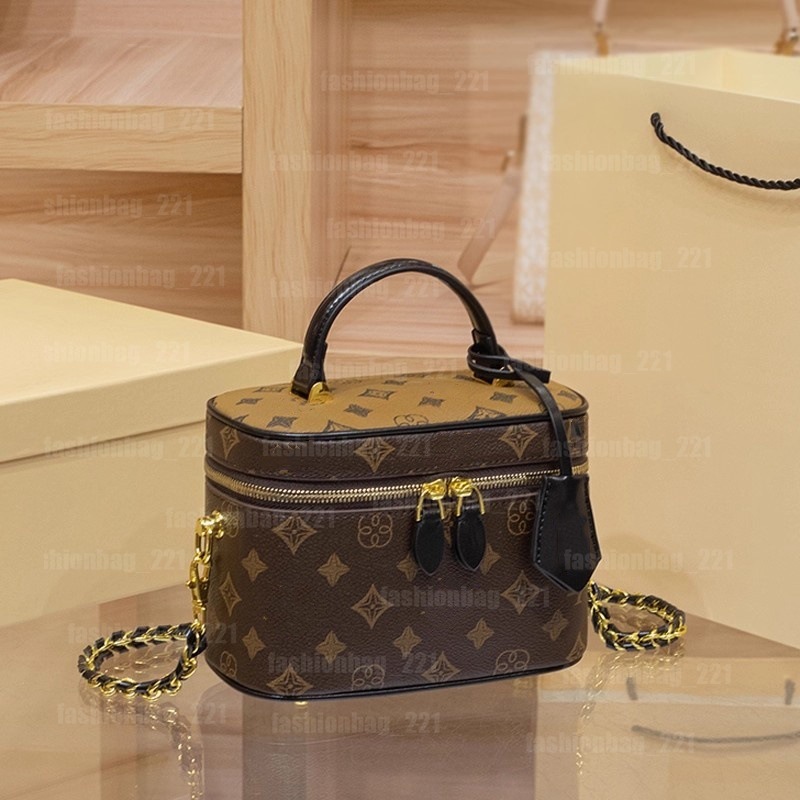 Luxury designer's new Vantity cosmetic bag, shoulder bag/handbag, V-shaped crossbody bag.