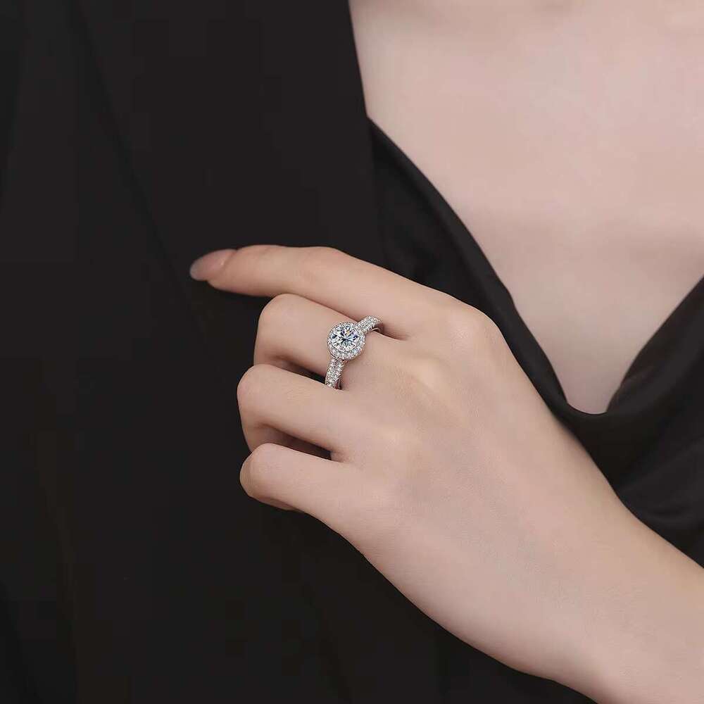 DHCollections Fashion Round Inlaid Dia 2 Cs Moissanite S Sterg Sier Wedding Proposal Gift Ring