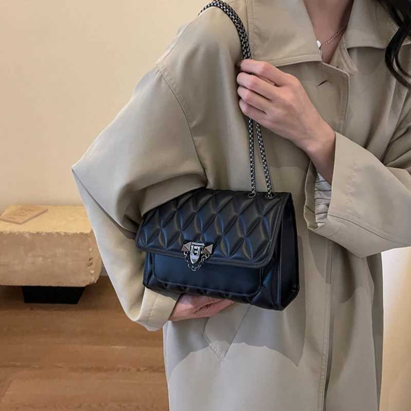 Diamond chain small square bag fashion new ladies shoulder bag simple Joker flip bag large capacity womens chain diagonal bagW251115