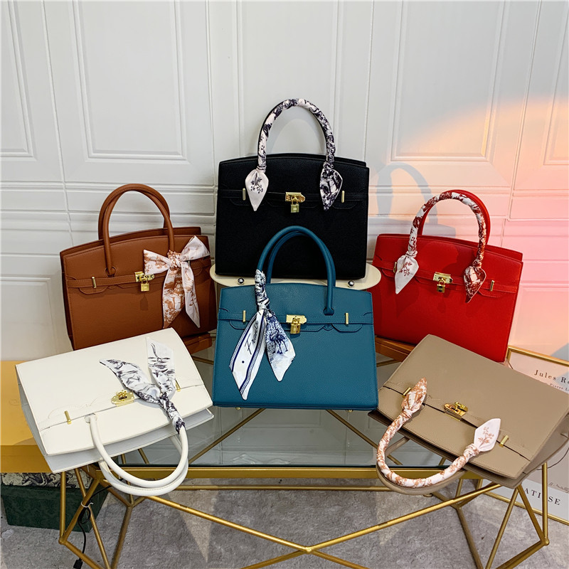 2025 hot Free shipping Totes for women Fashion summer new outdoor Red pink blue black and white designer bag