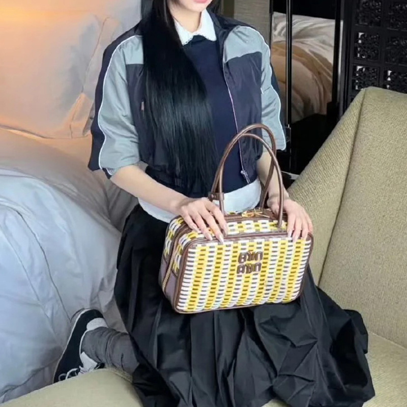 designer bag 2025 new All-match woven shoulder handbag underarm bag rope-woven briefcase tote bag resort style