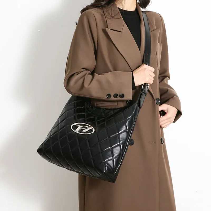 Versatile Womens Underarm Bag Exceptionally Adaptable Crossbody Shoulder Bag Retro Design For Business And Casual EnvironmentsW251115